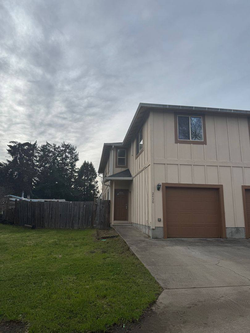 Apartment for rent at 2430-2438 E Whiteaker, Cottage Grove, OR 97424