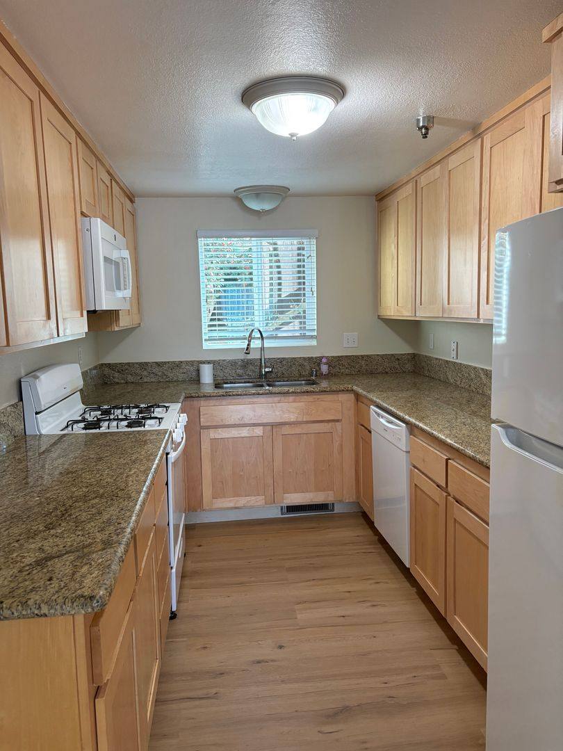 Townhouse for rent at 422 Upham St, Petaluma, CA 94952