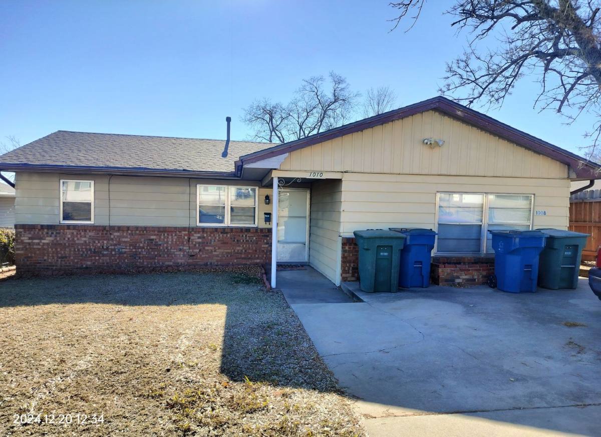 House for rent at 1010 E Main St, Edmond, OK 73034