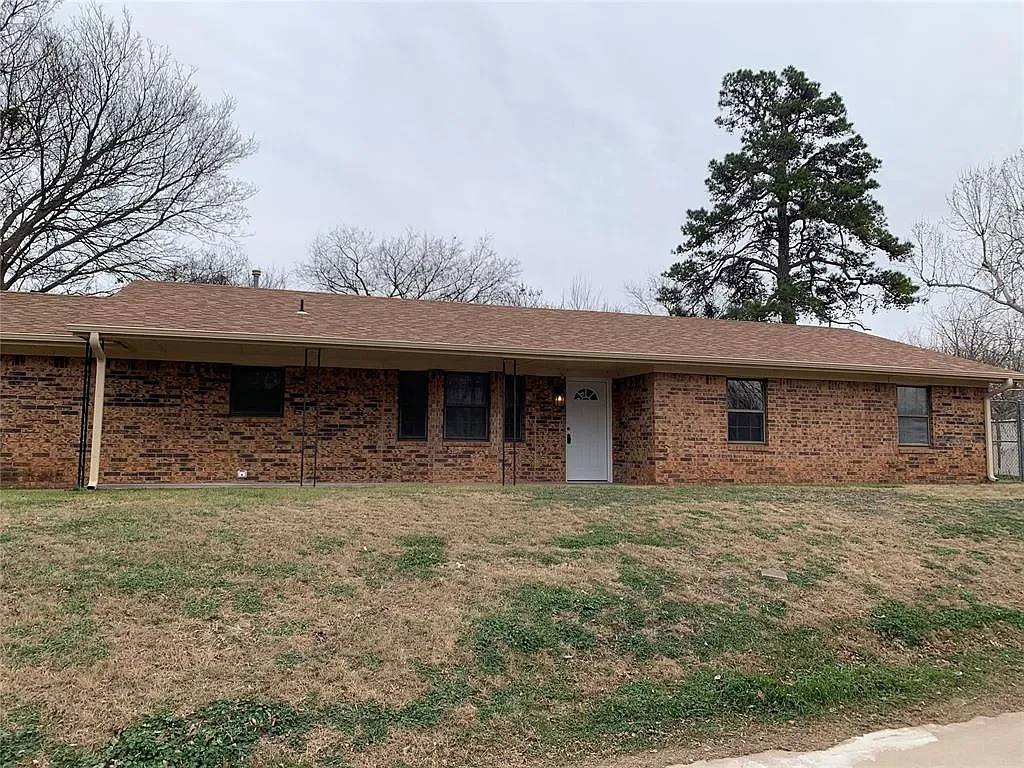 House for rent at 325 S 10th St, Chickasha, OK 73018