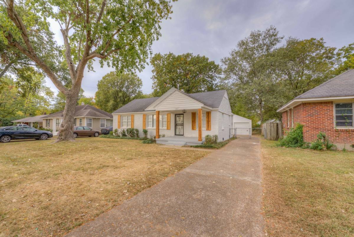 House for rent at 1363 Colonial Rd, Memphis, TN 38117