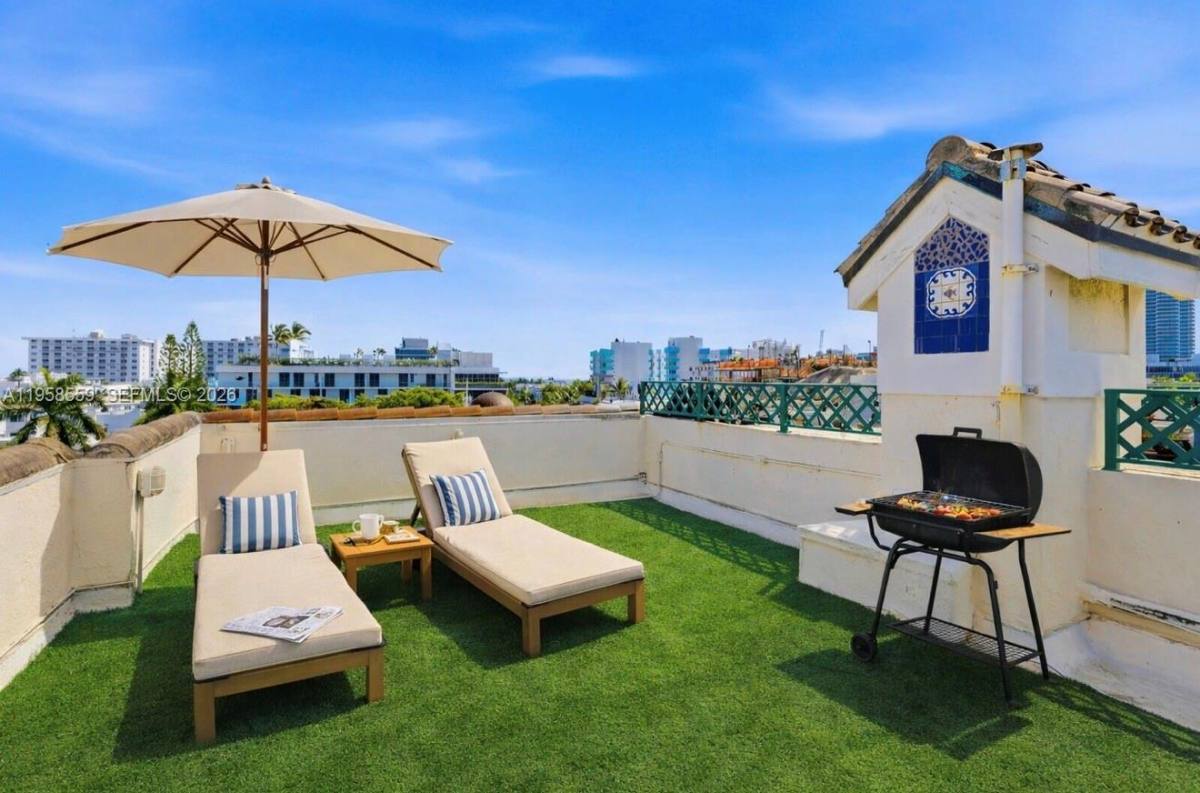 Townhouse for rent at 300 Euclid Ave, Miami Beach, FL 33139