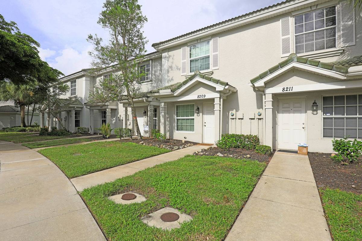 Townhouse for rent at 8205 Pacific Beach Dr, Fort Myers, FL 33966