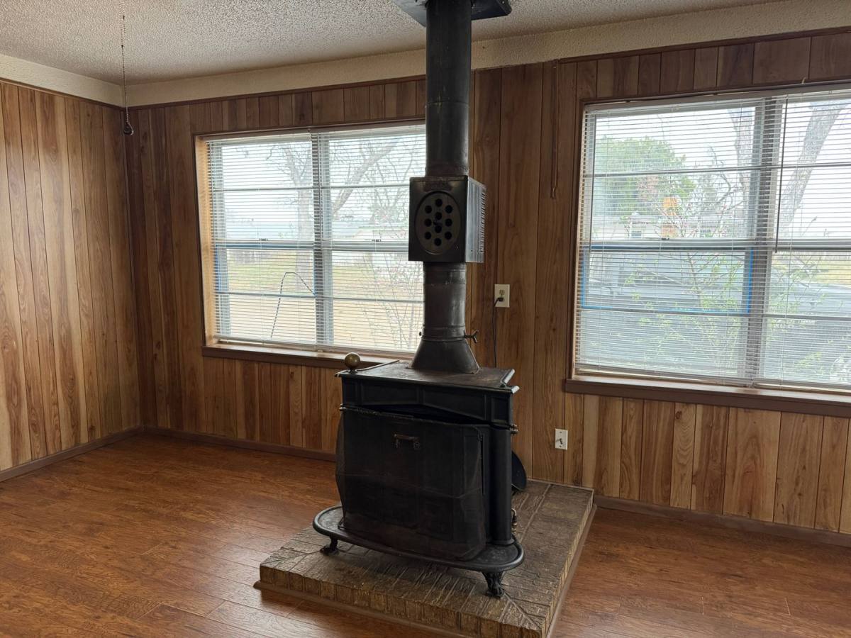 House for rent at 4594 US-Highway 287 N Access Rd, Wichita Falls, TX 76305