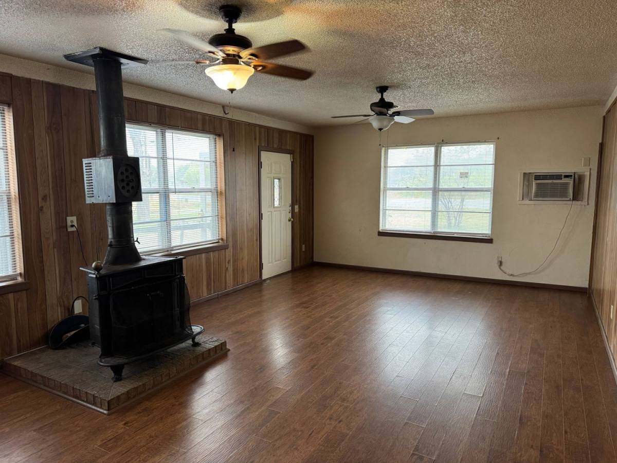 House for rent at 4594 US-Highway 287 N Access Rd, Wichita Falls, TX 76305