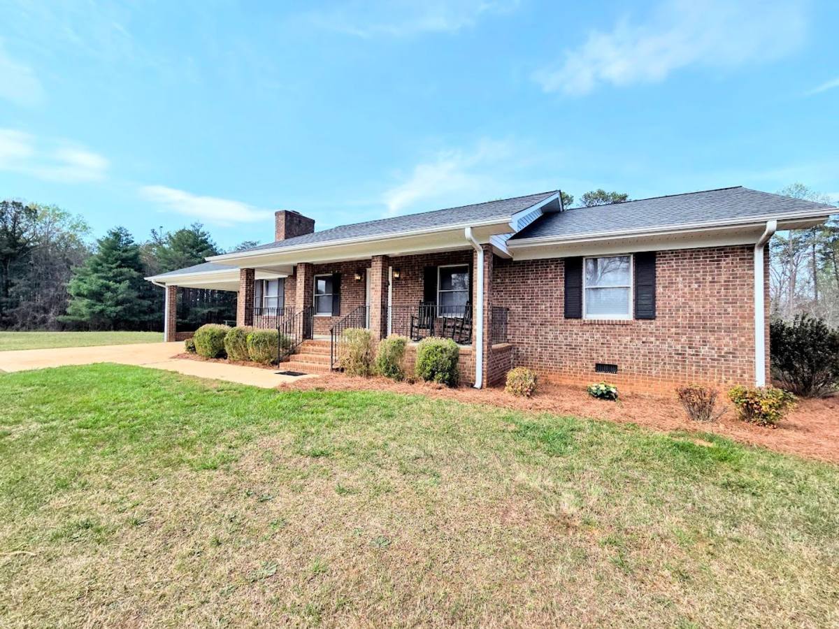 House for rent at 2891 Farrs Bridge Rd, Easley, SC 29640