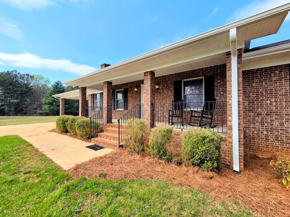 House for rent at 2891 Farrs Bridge Rd, Easley, SC 29640
