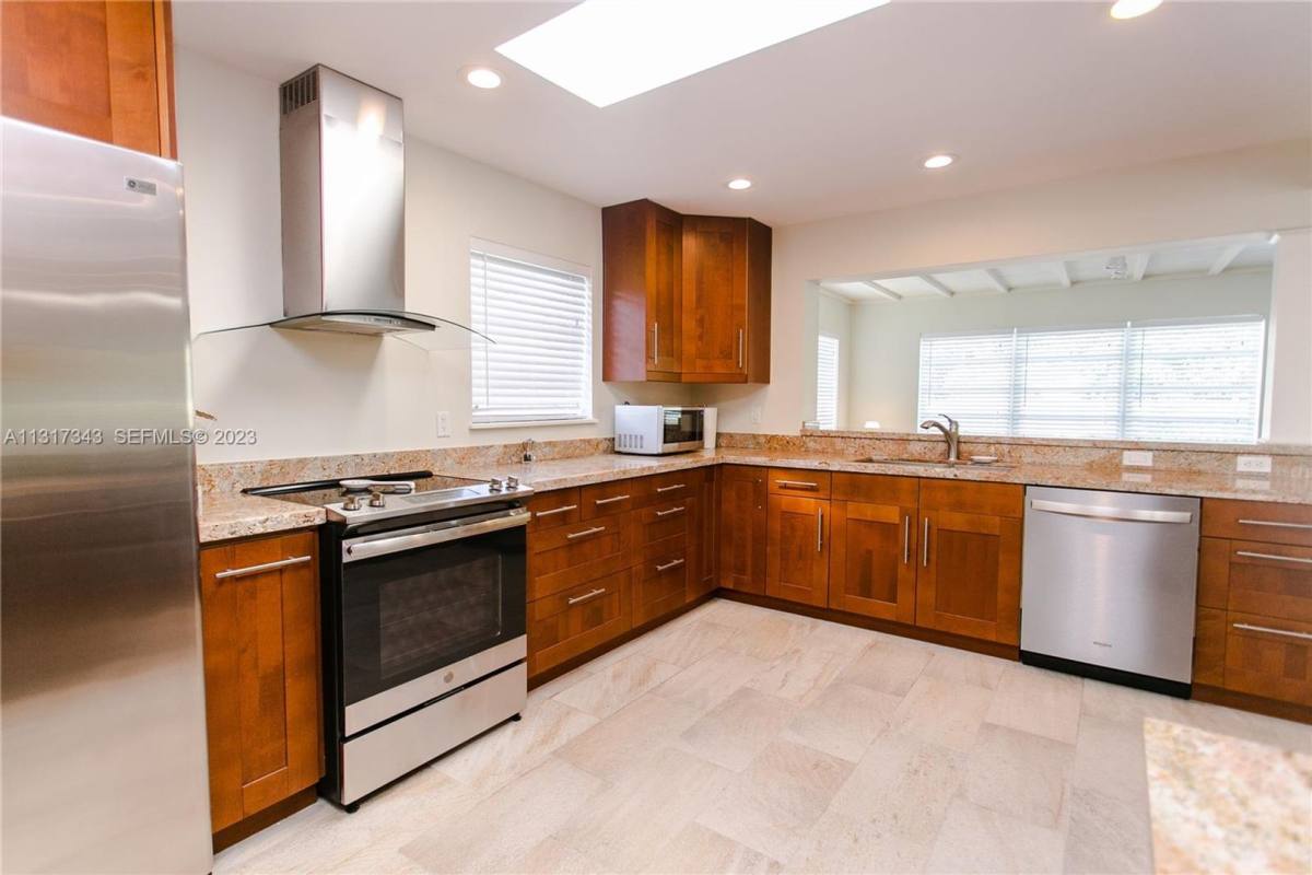 House for rent at 951 Washington St, Hollywood, FL 33019