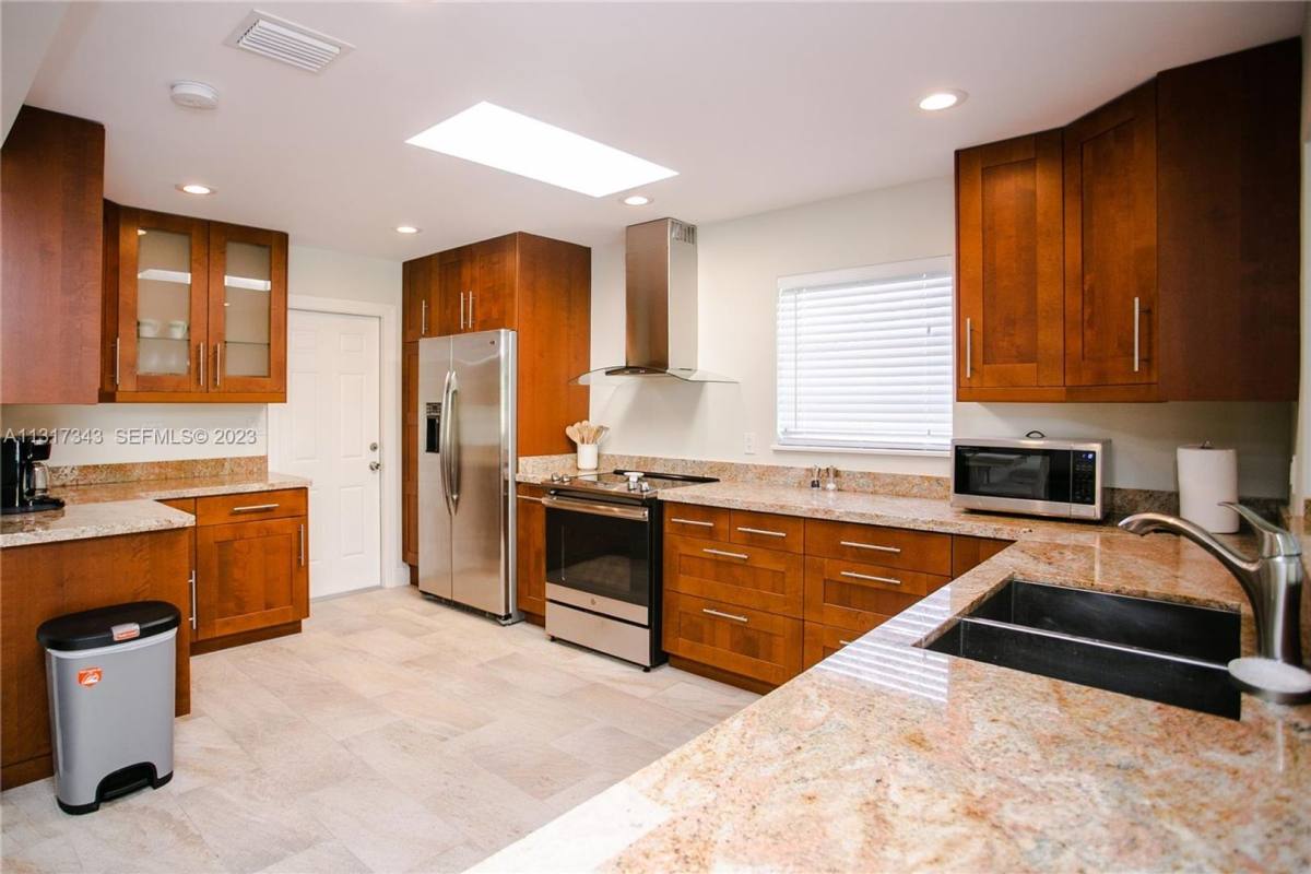 House for rent at 951 Washington St, Hollywood, FL 33019