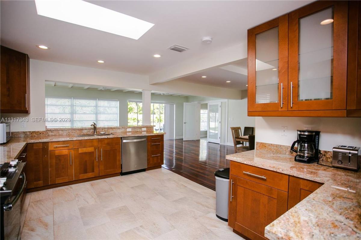 House for rent at 951 Washington St, Hollywood, FL 33019