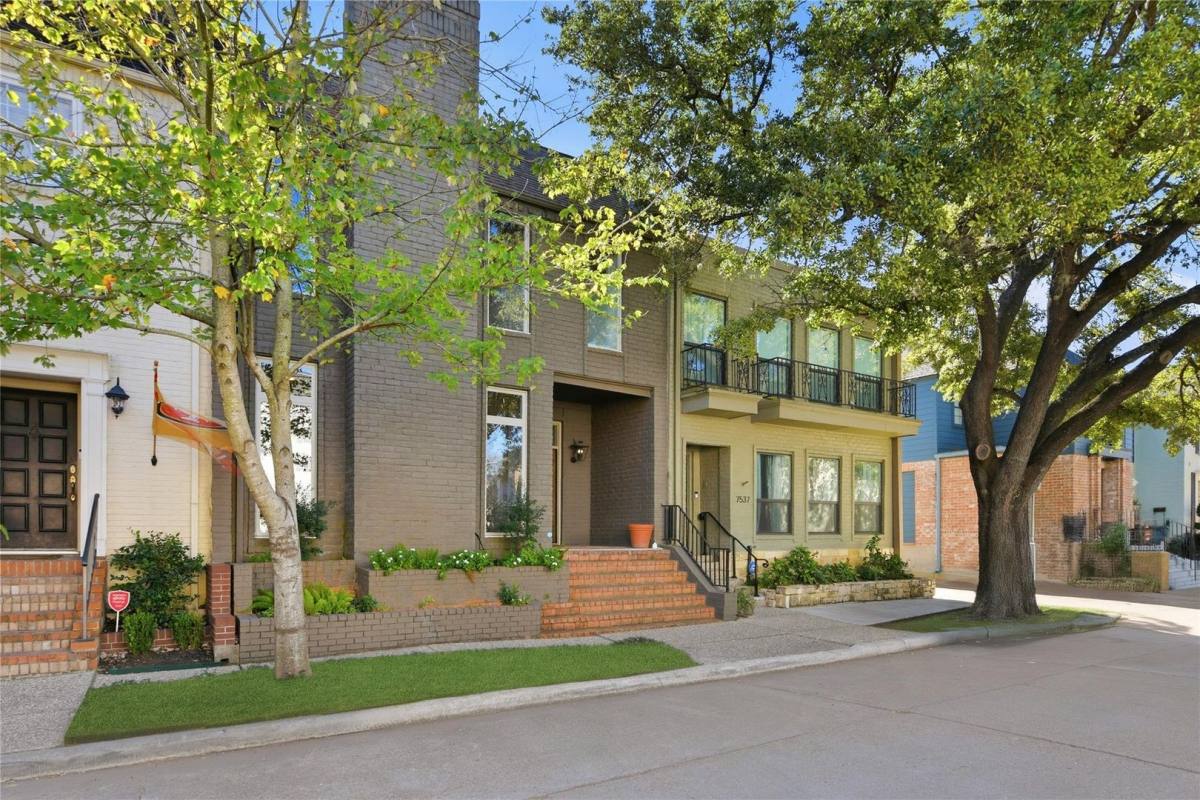 Townhouse for rent at 7535 Olympia Dr, Houston, TX 77063