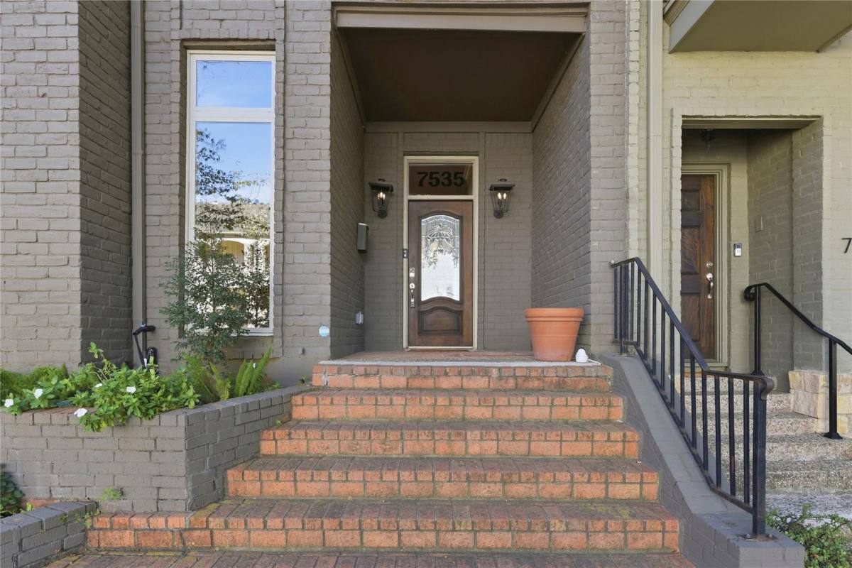 Townhouse for rent at 7535 Olympia Dr, Houston, TX 77063