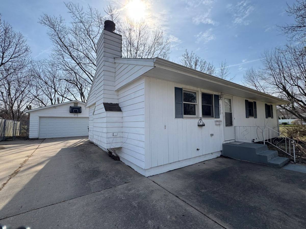 House for rent at 2525 Crestview Dr, Bettendorf, IA 52722