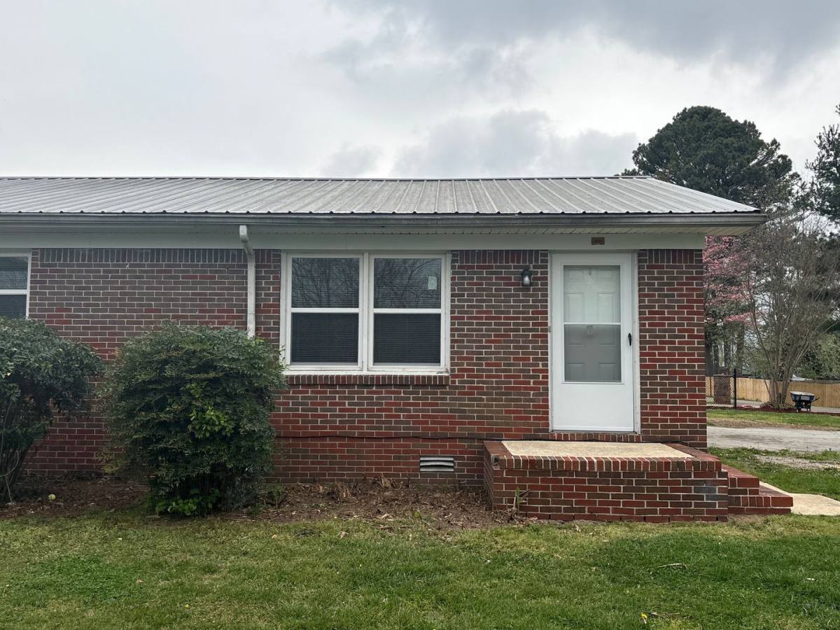 Apartment for rent at 400 W Market St, Decherd, TN 37324