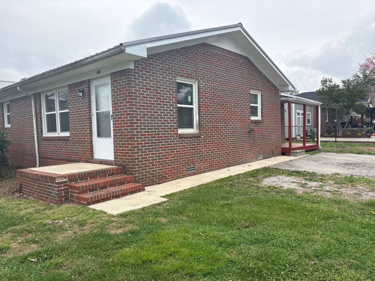 Apartment for rent at 400 W Market St, Decherd, TN 37324