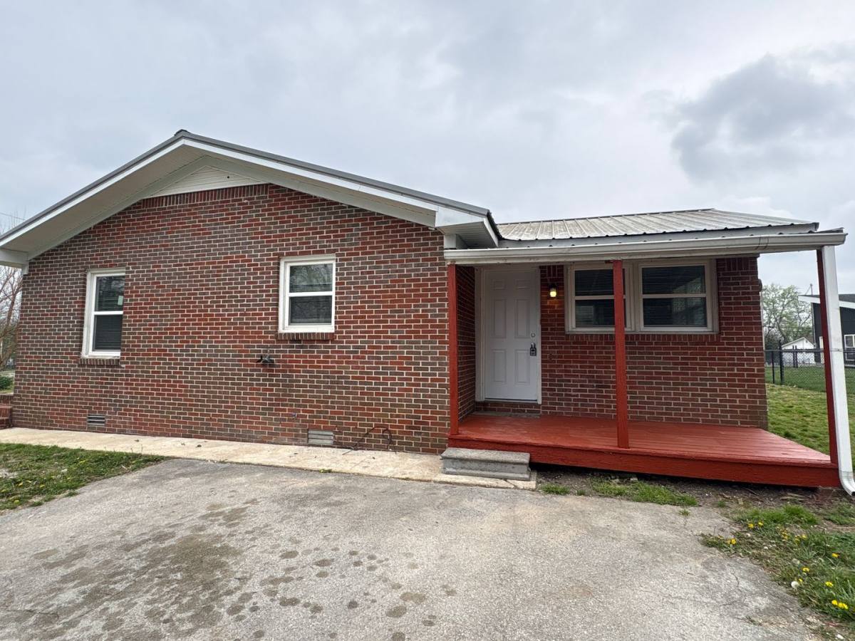 Apartment for rent at 400 W Market St, Decherd, TN 37324