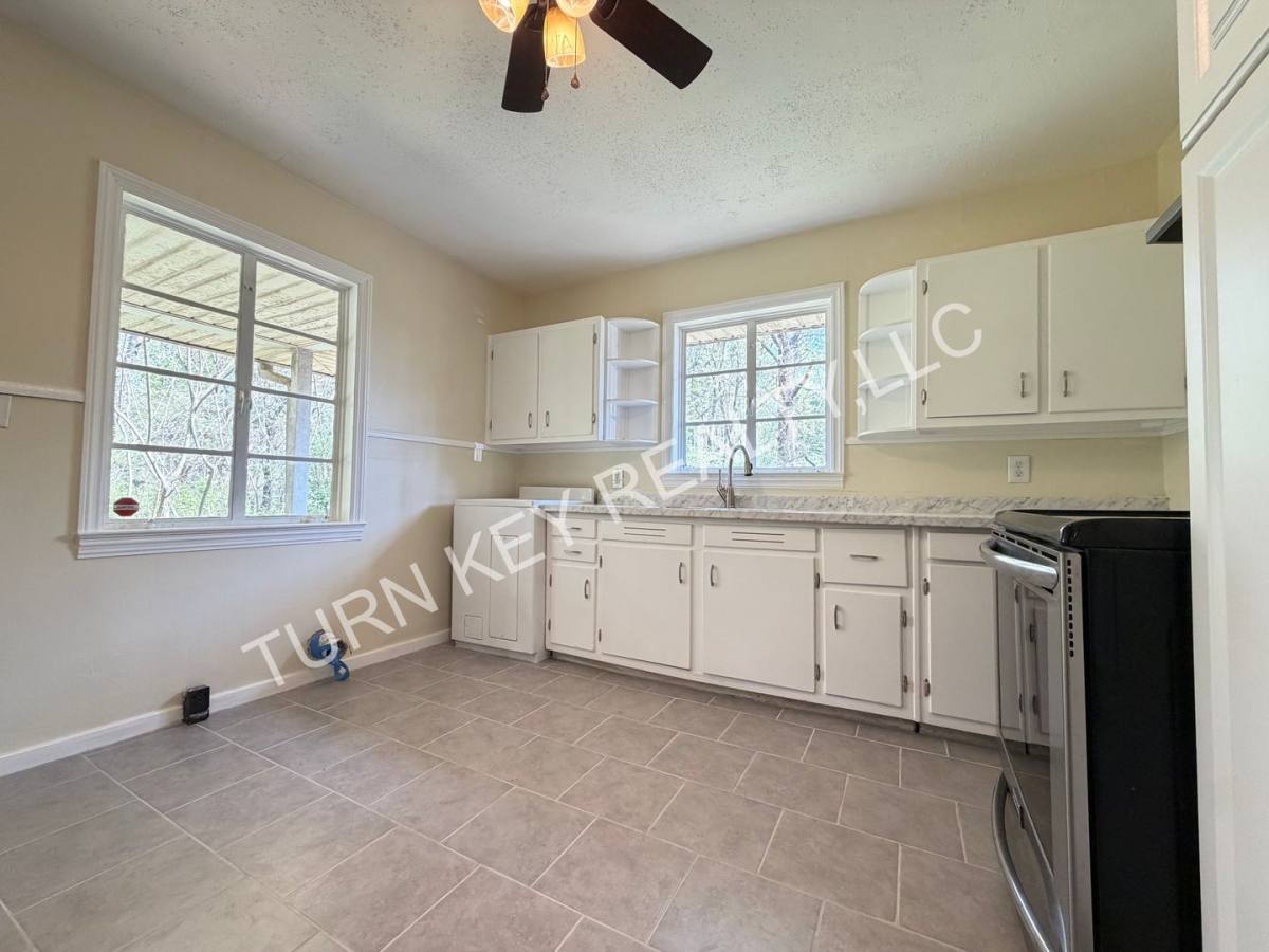 House for rent at 3920 Old Jasper Highway, Adamsville, AL 35005