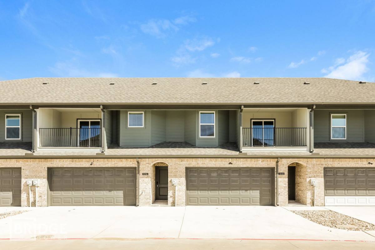 Townhouse for rent at 1057 W Golden Lane, Burleson, TX 76028