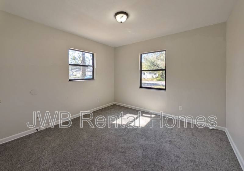 Apartment for rent at 1159 Pangola Dr, Jacksonville, FL 32205