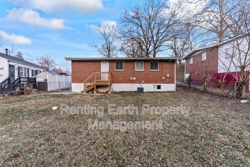 House for rent at 801 Thomas Ave, Saint Louis, MO 63135
