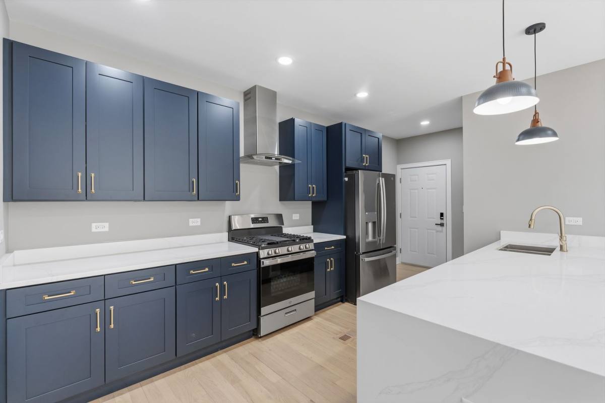 Apartment for rent at 7428 N Rogers Ave, Chicago, IL 60626
