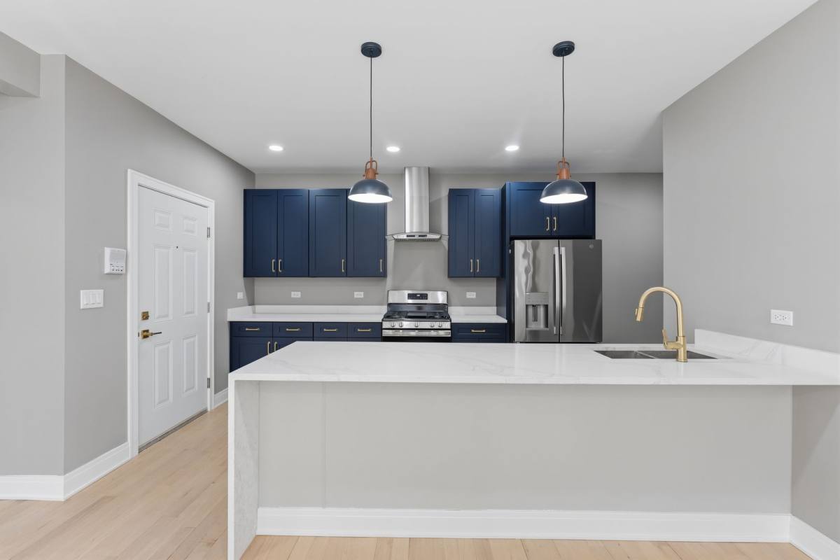 Apartment for rent at 7428 N Rogers Ave, Chicago, IL 60626