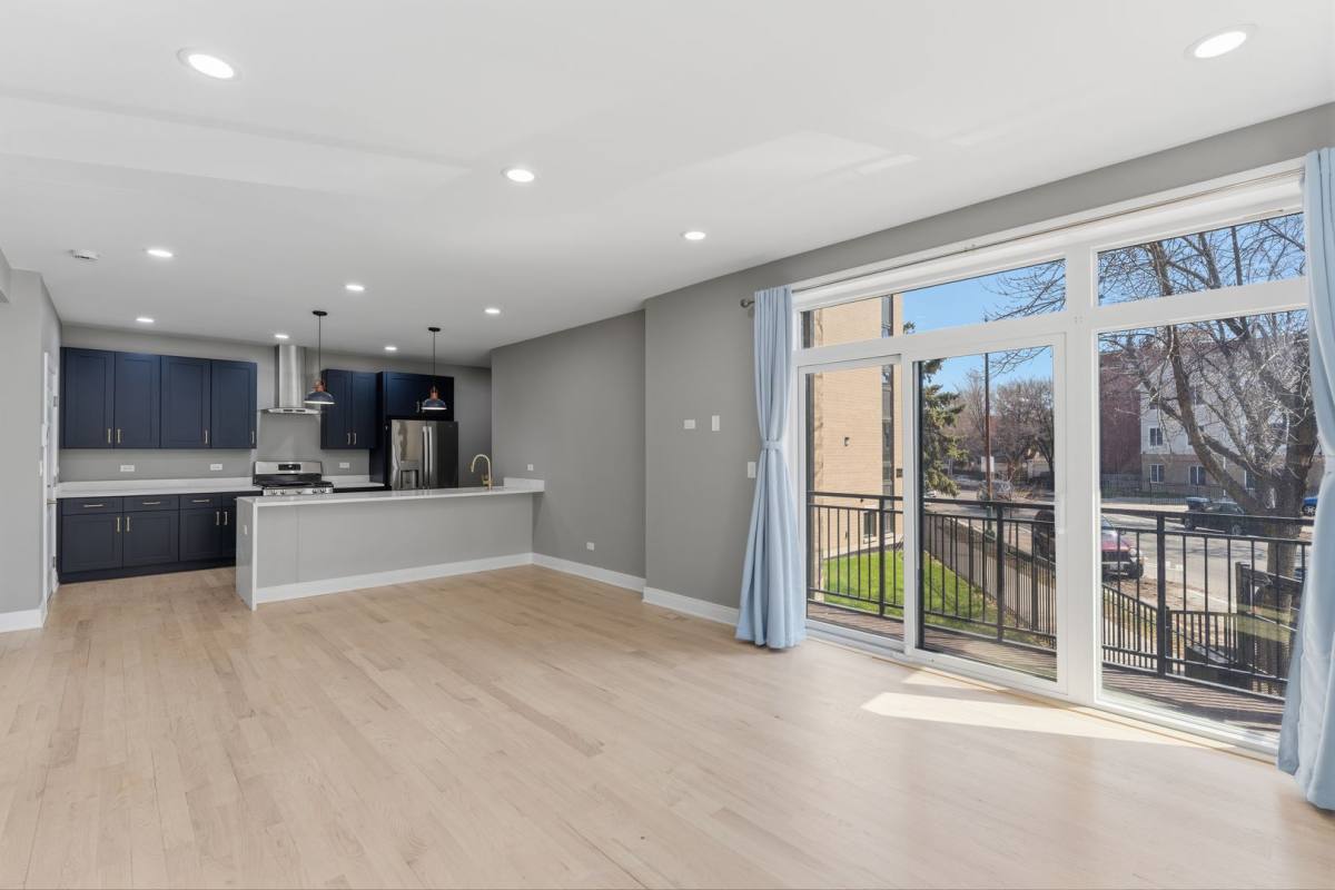 Apartment for rent at 7428 N Rogers Ave, Chicago, IL 60626