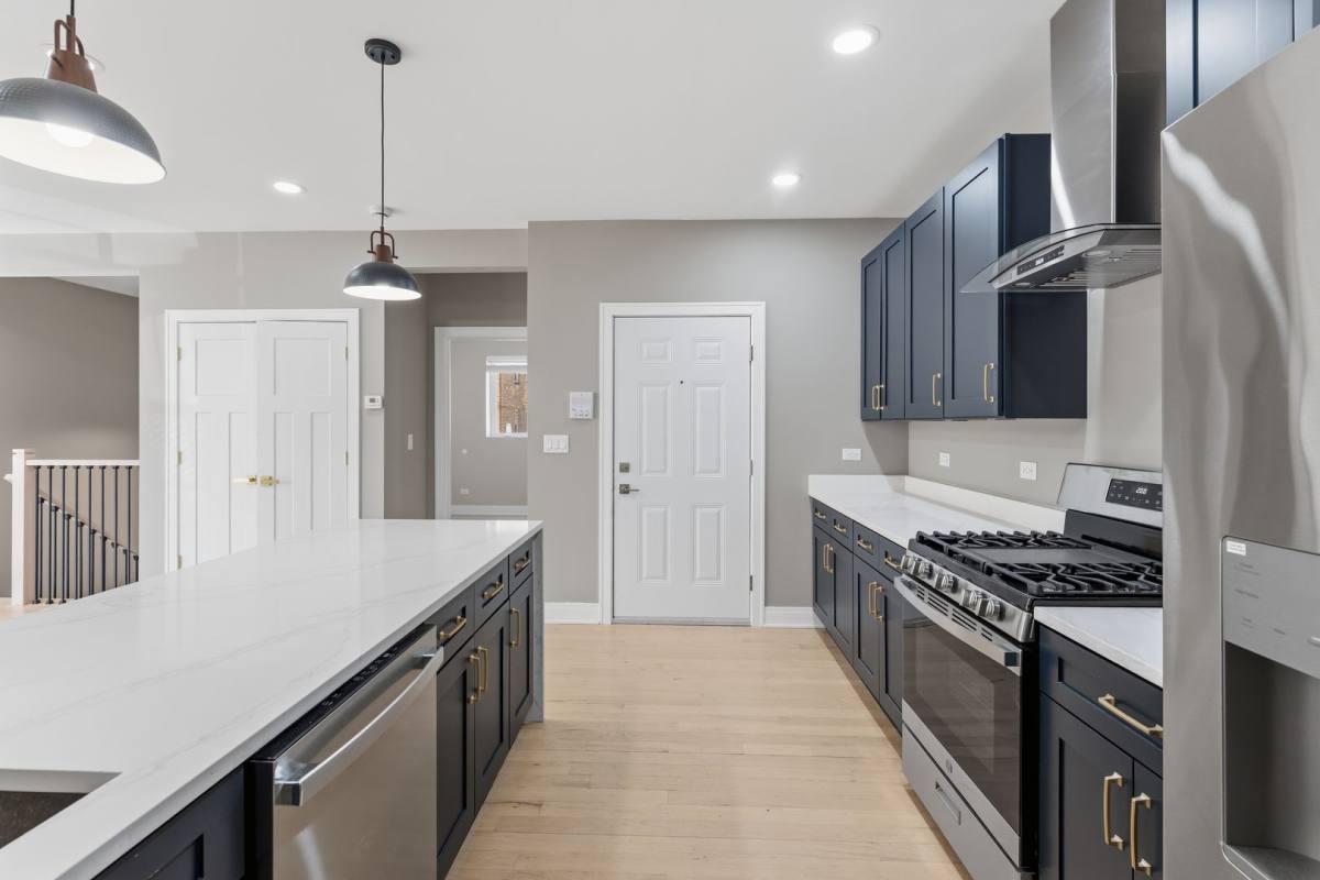 Apartment for rent at 7428 N Rogers Ave, Chicago, IL 60626