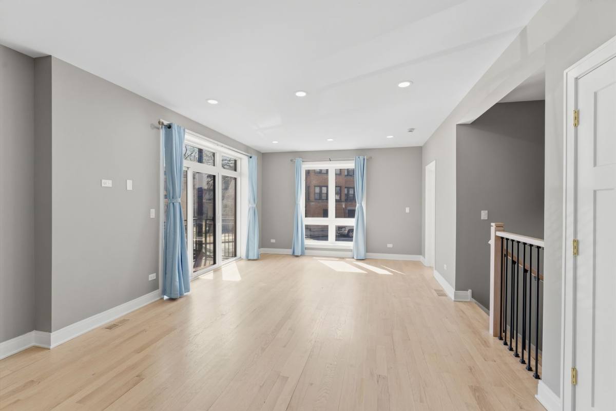 Apartment for rent at 7428 N Rogers Ave, Chicago, IL 60626