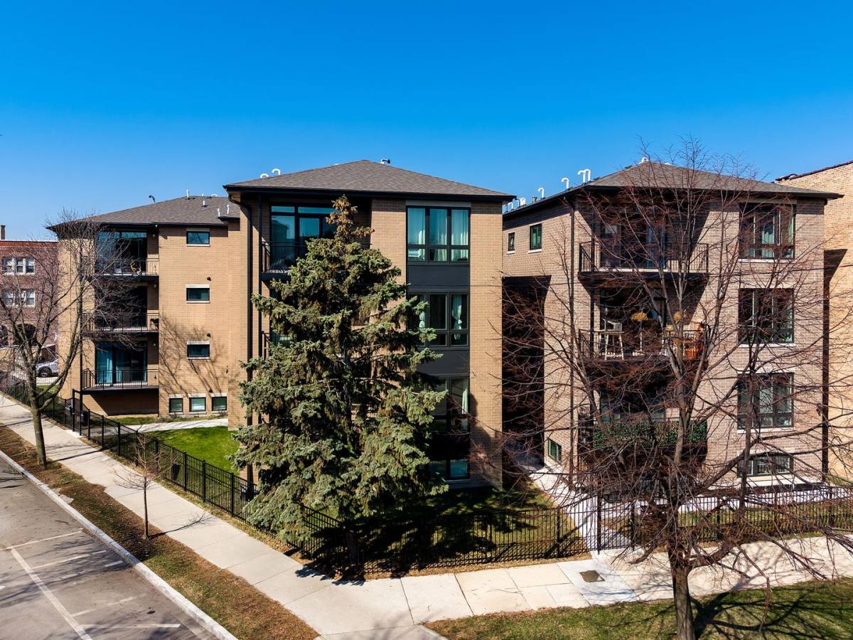 Apartment for rent at 7428 N Rogers Ave, Chicago, IL 60626