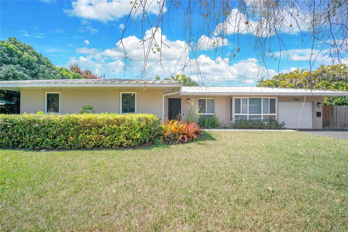 Apartment for rent at 15460 SW 82nd Court, Miami, FL 33157