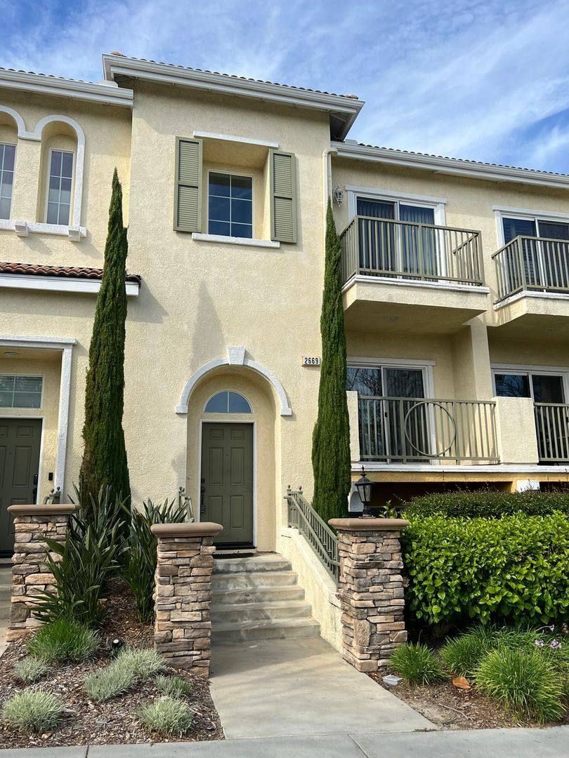 Townhouse for rent at 2669 Skyline Dr, Signal Hill, CA 90755