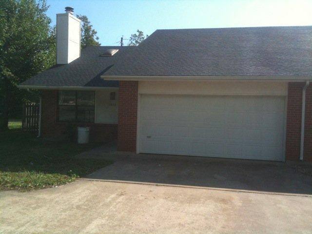 Apartment for rent at 958-960 N Lancelot Ave, Fayetteville, AR 72701