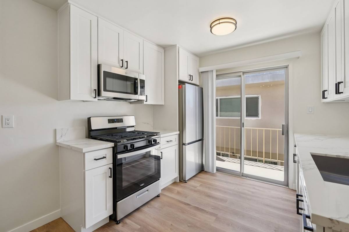 Apartment for rent at 437 W Queen St #10, Inglewood, CA 90301