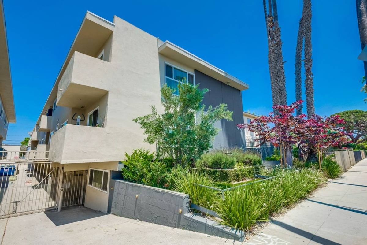 Apartment for rent at 437 W Queen St #10, Inglewood, CA 90301