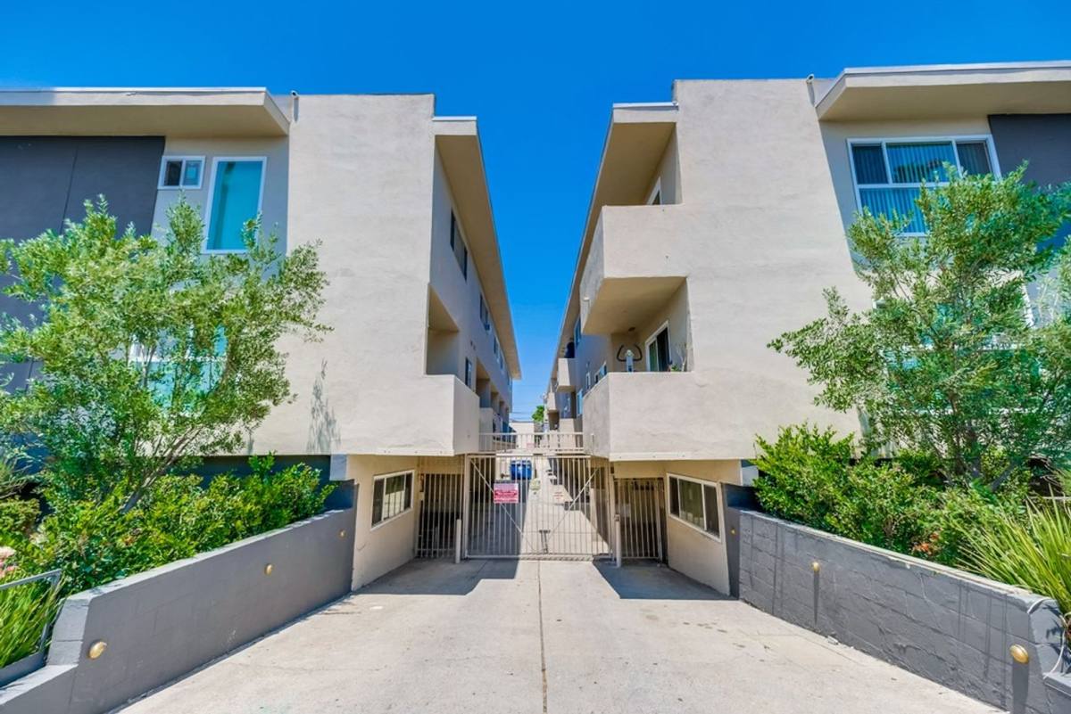 Apartment for rent at 437 W Queen St #10, Inglewood, CA 90301