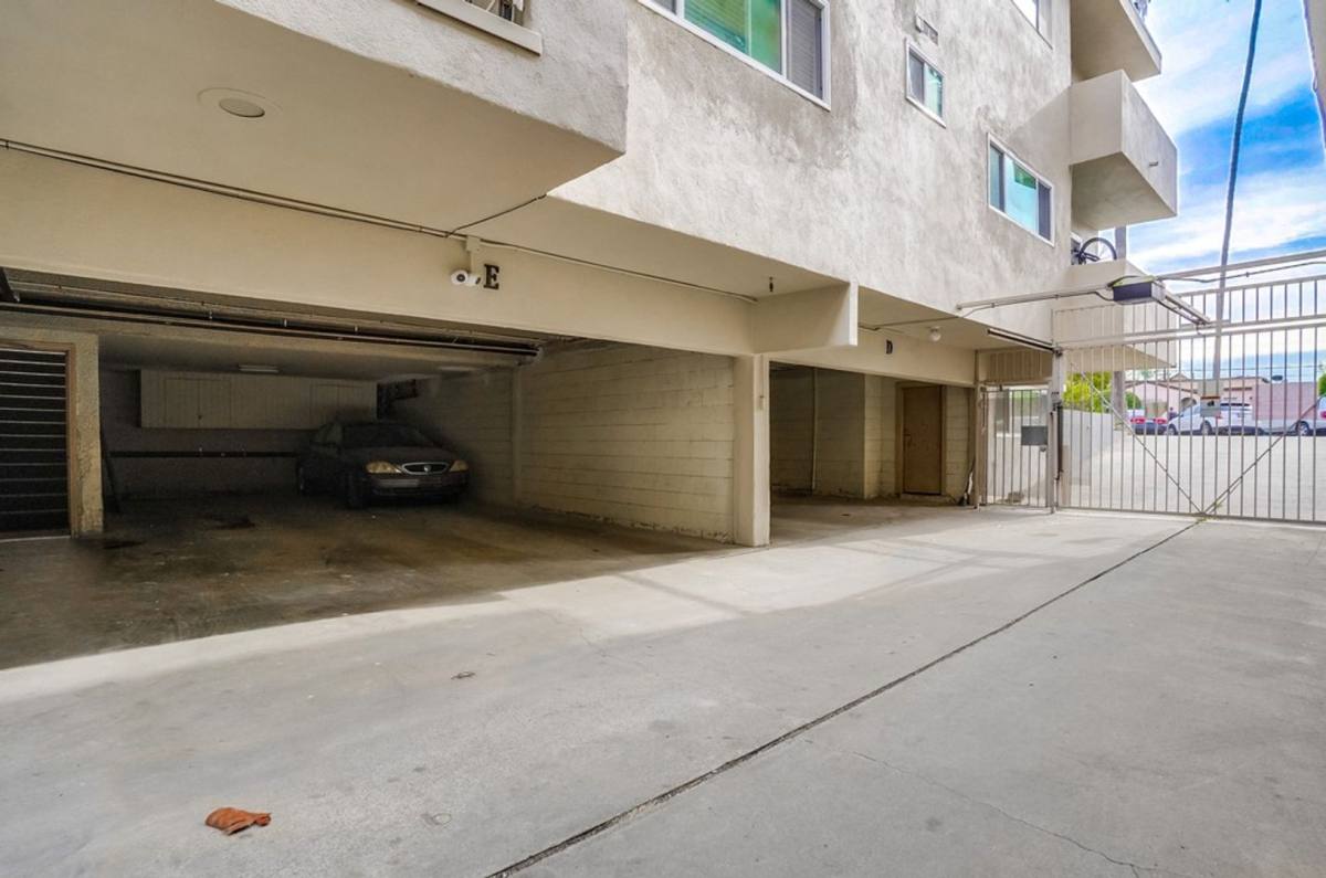 Apartment for rent at 437 W Queen St #10, Inglewood, CA 90301
