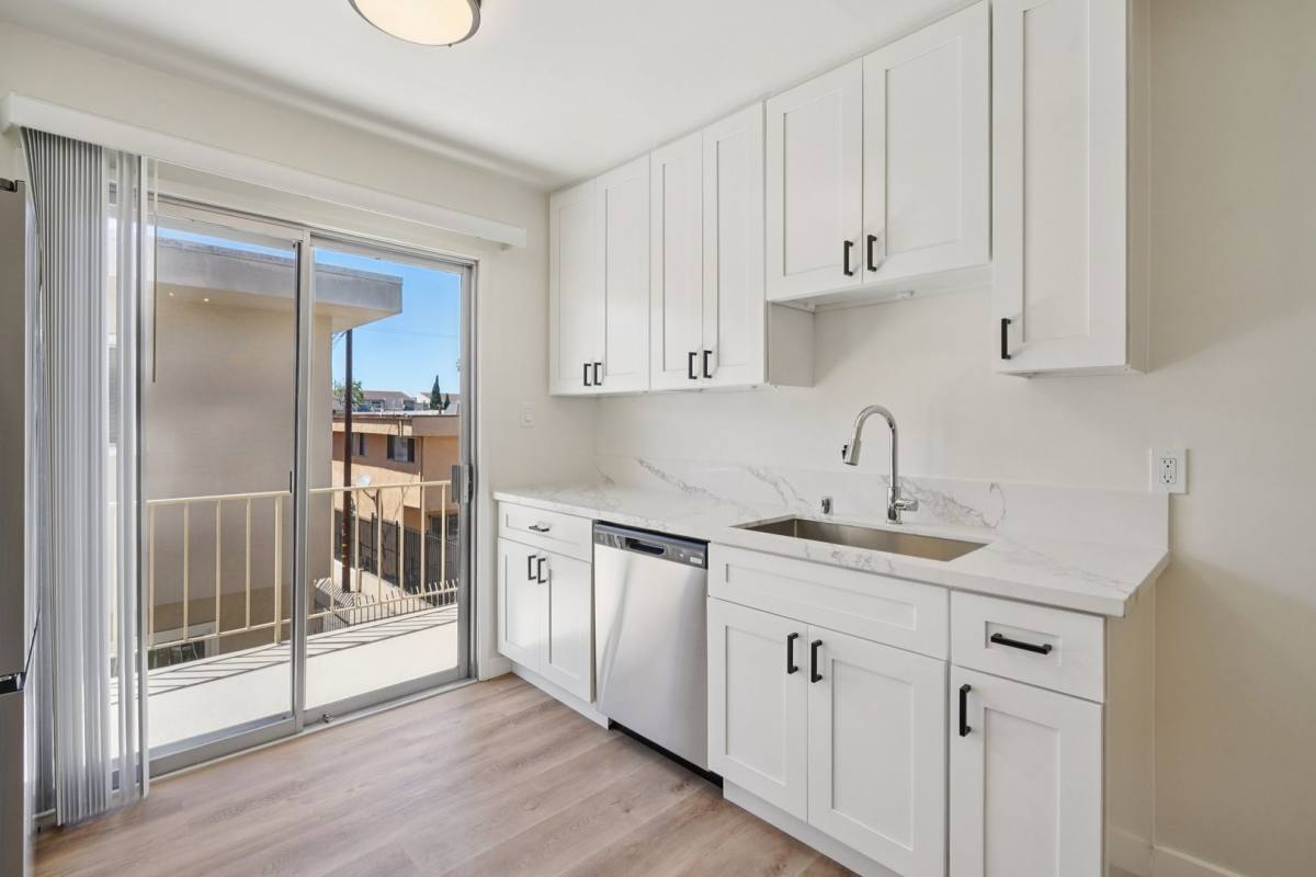 Apartment for rent at 437 W Queen St #10, Inglewood, CA 90301