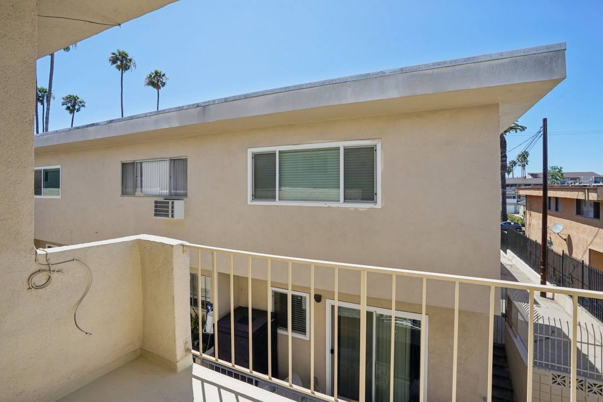 Apartment for rent at 437 W Queen St #10, Inglewood, CA 90301