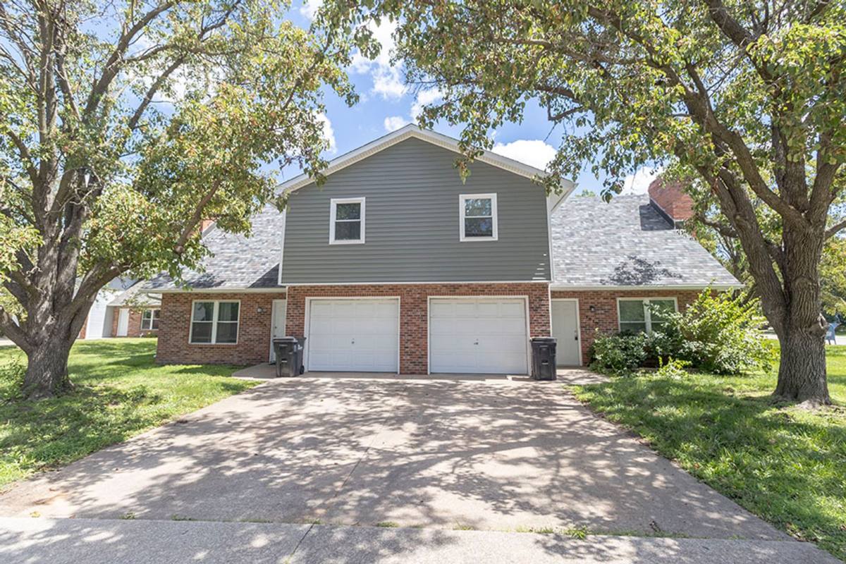 Apartment for rent at 1913-1915 Greenleaves Court, Columbia, MO 65201