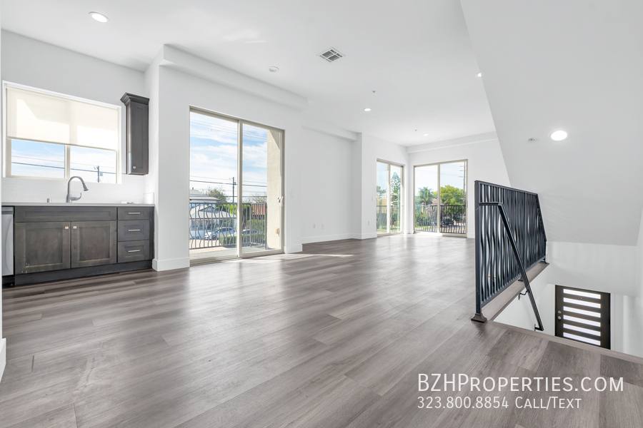 Townhouse for rent at 6006 Klump Ave #1, North Hollywood, CA 91606