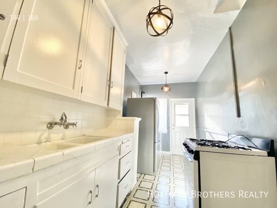 Apartment for rent at 351 N Sierra Bonita Ave, Los Angeles, CA 90036
