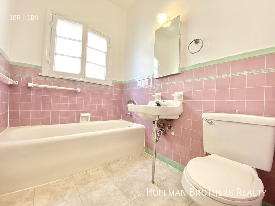 Apartment for rent at 351 N Sierra Bonita Ave, Los Angeles, CA 90036