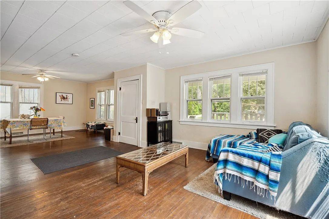House for rent at 1020 28th St, Des Moines, IA 50311