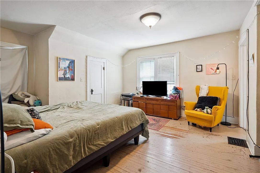 House for rent at 1020 28th St, Des Moines, IA 50311
