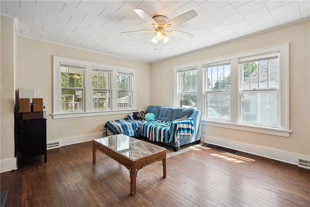 House for rent at 1020 28th St, Des Moines, IA 50311