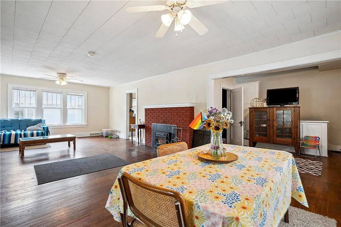 House for rent at 1020 28th St, Des Moines, IA 50311