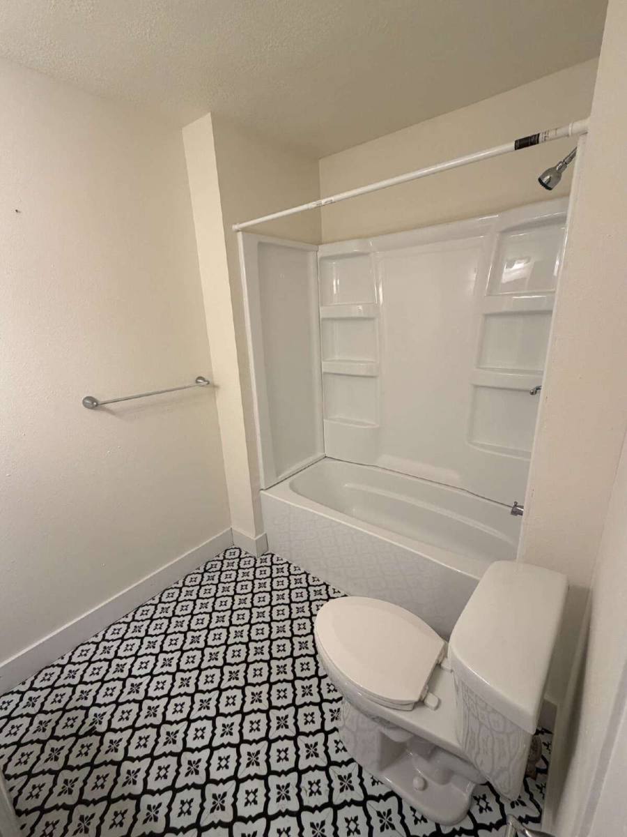 House for rent at 1020 28th St, Des Moines, IA 50311