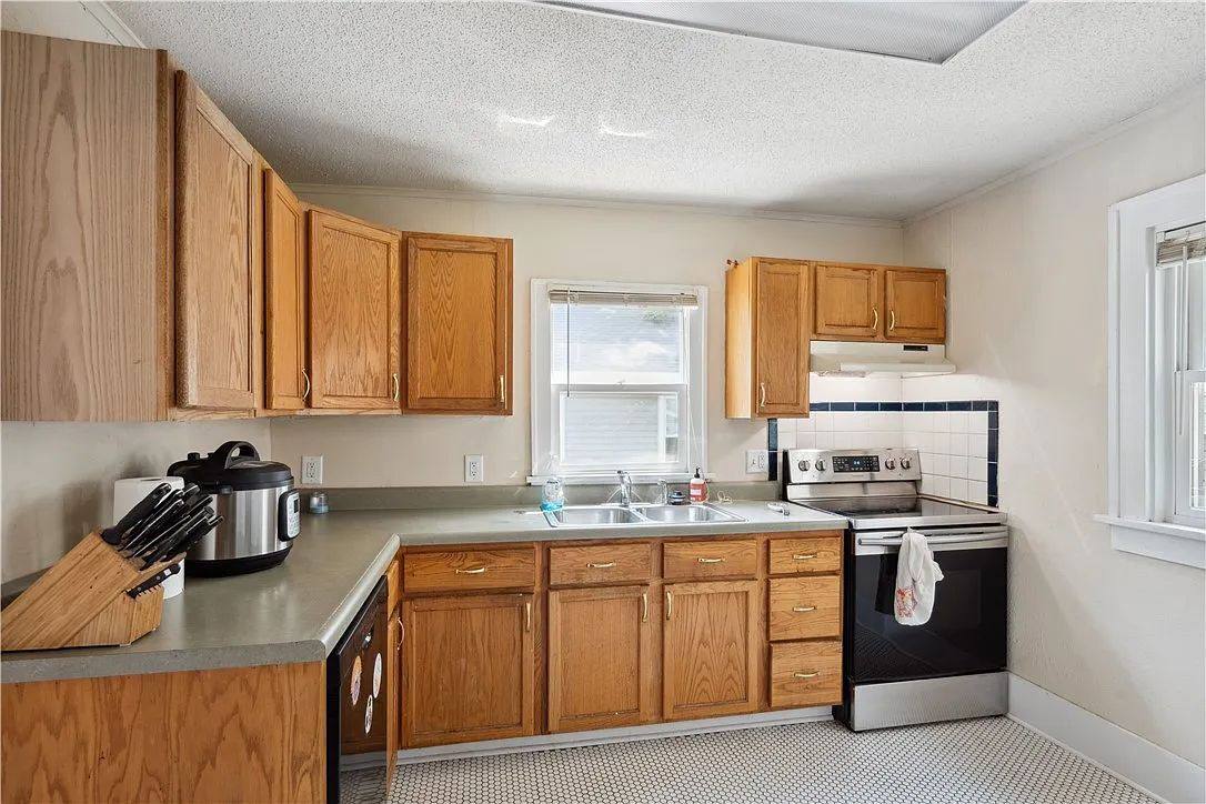 House for rent at 1020 28th St, Des Moines, IA 50311