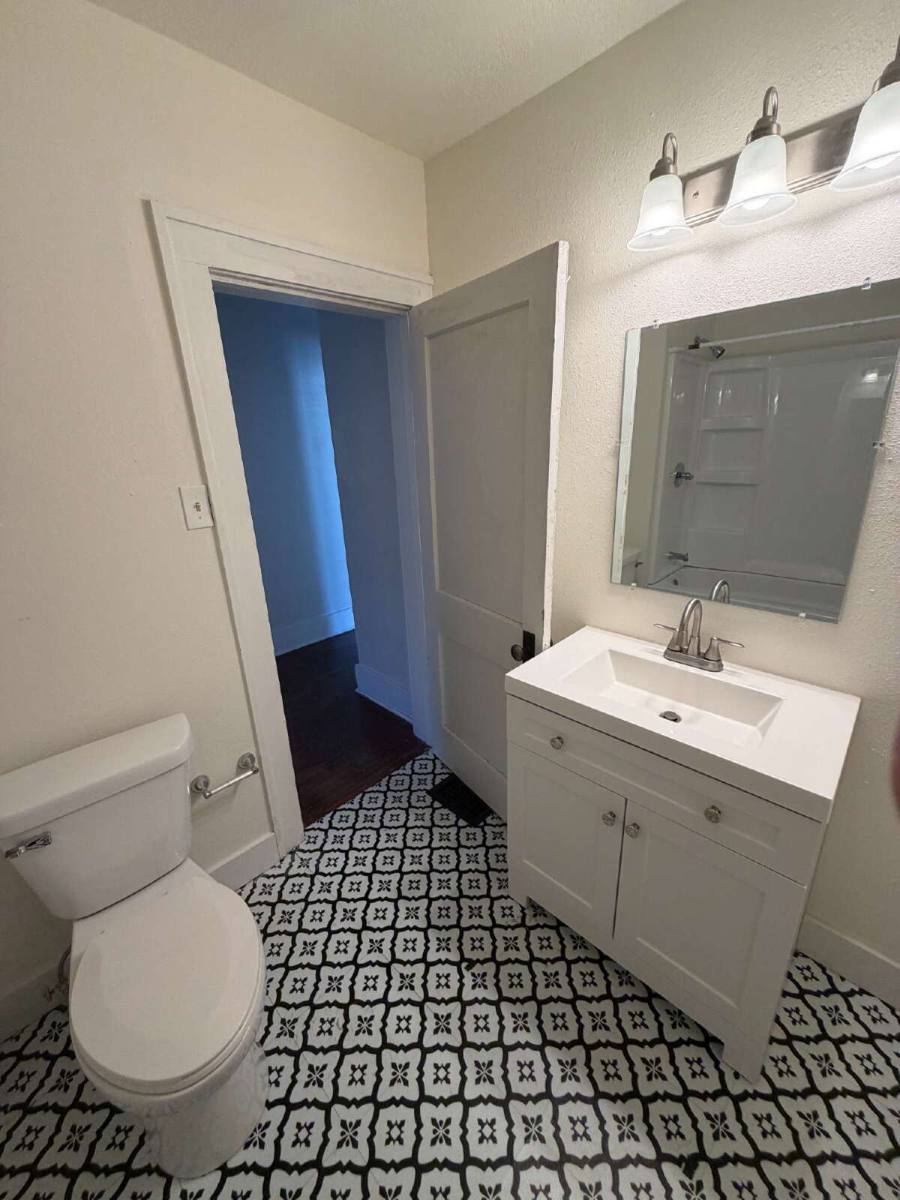 House for rent at 1020 28th St, Des Moines, IA 50311